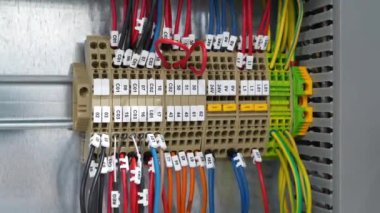 Terminal blokları elektrik dolabında. Kablo bağlantısı. Endüstriyel elektrik donanımı ve elektrik tesisatı. Elektrik bağlantısı için terminal blokları, sayı etiketi ekipmanlı bir montajda elektrik paneli