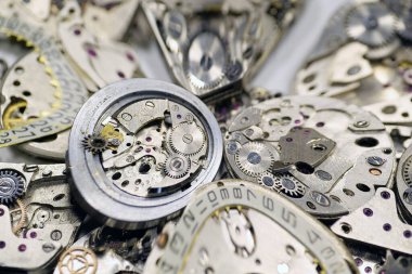 Saat mekanizması ayrıntıları ve parçalar, makro çekimler. Vitesi ve dişlisi olan eski mekanik saatler. Saat ya da saat mekanizması, yakın çekim. Zaman veya onarım kavramı 17+