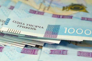Banknotlar 1000 Hryvnia. Mavi sarı renkli Ukrayna kağıt parası. Bir mezhebe ait Ukrayna banknotları