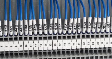Terminal blokları elektrik dolabında. Endüstriyel elektrik donanımı ve elektrik tesisatı. Elektrik bağlantısı için terminal blokları, sayı etiketi ekipmanlı bir montajda elektrik paneli