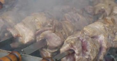 Şiş kebap. Terbiye edilmiş et tükürükle döner. Et, ızgarada sıcak kömürde pişirilir. Kızartma için şişte döner. Şiş kebap ızgarada kızarır