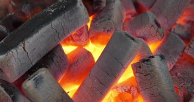 Şöminede yanan yakıtlar. Sinema 4K 60fps video