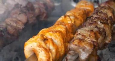Şiş kebap ızgarada kızarır. Et, ızgarada sıcak kömürde pişirilir, şişte kızartılmak üzere döner. Sıcak kömürden çıkan duman