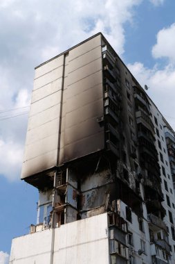 Şehirde korkunç bir trajedi yaşandı. Bir apartman dairesinde gaz patlaması sonrası hasar. Ukrayna 'nın başkenti Kyiv' de gaz ocaklı bir ev. Gaz sızıntısı ve patlama oldu.