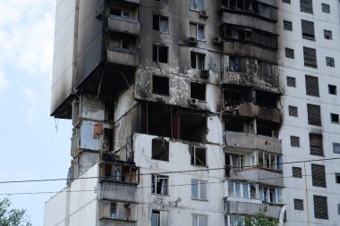 Gaz sızıntısı ve patlama sonucu birkaç apartman dairesi yıkıldı.