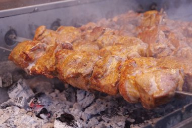 Şiş kebap ızgarada kızarır. Sıcak kömürden çıkan duman. Lezzetli sıcak kebaplar. Et, mangalda sıcak kömürde pişirilir, şiş şişte kızarır.