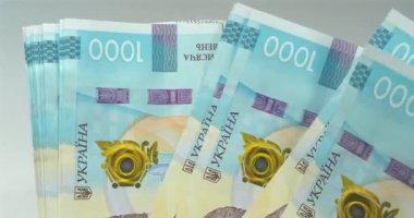 Nakit saymak. Bin tane Ukrayna Hrivnia senedi. - Evet. Döviz bürosu. Ellerinde banknotlar var. Ukrayna 'nın parasını dönüştürüyorum. Yeni kağıt 1000 Hryvnia banknotları. Sinema 4K 60fps video