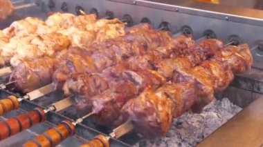 Lezzetli sıcak kebaplar. Şiş kebap ızgarada kızarır. Et, ızgarada sıcak kömürde pişirilir, kızartılmak için şişte döner. Sıcak kömürden çıkan duman. Etten yağ damlaları