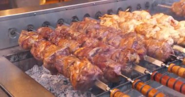 Lezzetli sıcak kebaplar. Şiş kebap ızgarada kızarır. Et, ızgarada sıcak kömürde pişirilir, kızartılmak için şişte döner. Sıcak kömürden çıkan duman