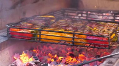 Biberler ızgarada sıcak kömürde pişirilir. Sarı ve kırmızı biber ızgarada kızarır.