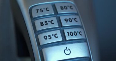 Ayarlanabilir su ısıtma sıcaklığına sahip elektrikli su ısıtıcısını çalıştırmak ve su ısıtma sistemini 85 santigrat dereceye çıkarmak. Tencere dibin kara seninki benden kara.