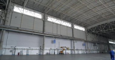 Büyük boş bir depo, büyük bir girişim ya da büyük bir sergi alanı. Sinema 4K 60fps panoramik video