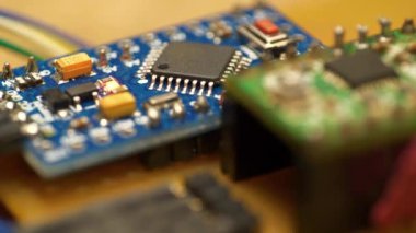 Stepper Motor Şoförü. Küçük bir elektronik devre. Mikrodevre, rezistanslar ve çipler