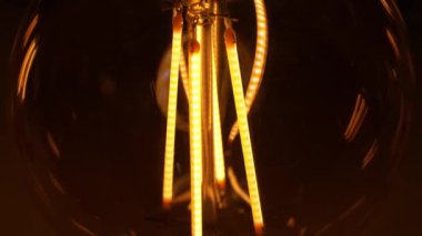 Işıklandırma ve iç dekorasyon için sarı iplikli büyük yuvarlak ampul, yakınlaştırma videosu