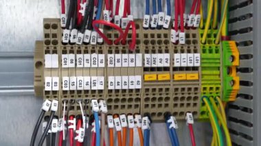 Terminal blokları elektrik dolabında. Kablo bağlantısı. Endüstriyel elektrik donanımı ve elektrik tesisatı. Elektrik bağlantısı için terminal blokları, sayı etiketi ekipmanlı bir montajda elektrik paneli