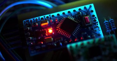 Elektronik bileşenleri güç kaynağına bağlı olan mikro devre. Yanan kırmızı LED ampullü elektronik devre