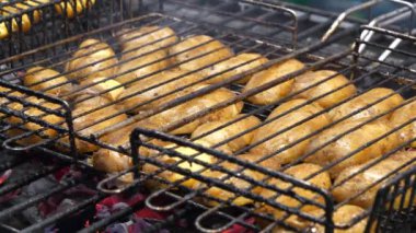 Kömür mangalında patates kızartması. Patatesler ızgarada sıcak kömürde pişirilir.