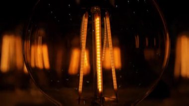 Lamba açılıp kapanıyor, voltaj ve parlaklığı değiştiriyor. Sarı ampullerin titreşimleri eski moda. Aydınlatma ve iç dekorasyon için büyük yuvarlak ampul