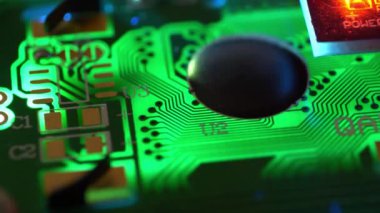 Elektronik bileşenli mikro devre, güç kaynağına bağlı.