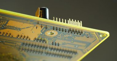 Elektronik bileşenleri, dirençleri ve bağlantı terminalleri olan bilgisayar mikro devresi