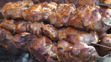 Lezzetli sıcak kebaplar. Et, ızgarada sıcak kömürde pişirilir.