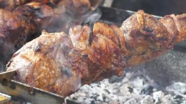 Ağır çekim. Büyük et parçalarıyla şiş kebap. Lezzetli sıcak kebaplar. Et, barbeküde sıcak kömürde pişirilir. Sıcak kömürden çıkan duman. Etten yağ damlıyor.