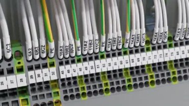 Terminal blokları elektrik dolabında. Endüstriyel elektrik donanımı ve elektrik tesisatı. Elektrik bağlantısı için terminal blokları, sayı etiketi ekipmanlı bir montajda elektrik paneli