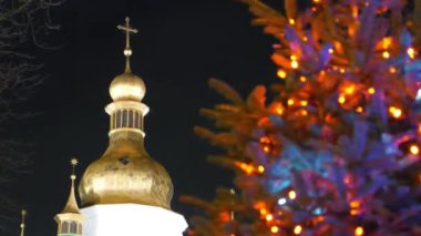 Aziz Sophia Katedrali ya da Kiev 'in Sophia' sı yakınlarındaki Noel ağacı, antik Kievan Rus tarihi anıtı. Günümüzde şehrin en bilinen simgelerinden biridir.