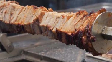 Et, mangalda ya da mangalda kömür mangalında pişirilir. Kızartma için şişte döner. Et ızgarada kızarıyor.