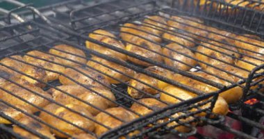 Kömür mangalında patates kızartması. Patatesler ızgarada sıcak kömürde pişirilir.