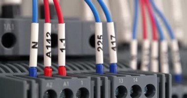 Terminal blokları elektrik dolabında. Endüstriyel elektrik donanımı ve elektrik tesisatı. Elektrik bağlantısı için terminal blokları, sayı etiketi ekipmanlı bir montajda elektrik paneli