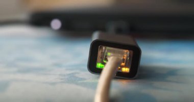 Bilgisayara bağlı bir adaptör üzerinden internet kablosu. Yeşil LED ve yanıp sönen sarı LED ile çalışan ethernet kablo adaptörü