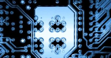 Bilgisayar devre kartının teknik şemasının animasyonu. Bilgisayar devre kartının animasyonu. Mikro elektronik bileşenleri ve bağlantıları olan anakaranın detayları. Sinema 4K 60fps yakınlaştırma videosu