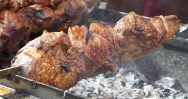 Lezzetli sıcak kebap. Büyük et parçalarıyla şiş kebap. Etten yağ damlaları. Et, barbeküde sıcak kömürde pişirilir. Sıcak kömürden çıkan duman