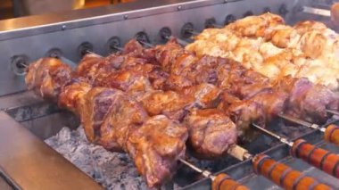 Şiş kebap ızgarada kızarır. Et, mangalda ya da mangalda kömür mangalında pişirilir. Kızartmak için şişler üzerinde döner.