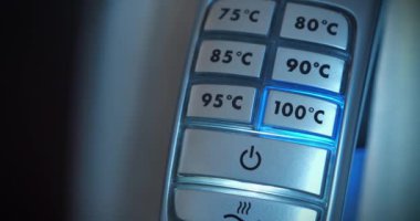 Ayarlanabilir su ısıtma sıcaklığı olan bir elektrikli su ısıtıcısını kapatıyorum. Tencere dibin kara seninki benden kara. Su ısıtıcısını 100 santigrat dereceye getirin.