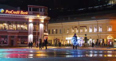 KYIV, UKRAINE, 25 Aralık 2023: İnsanlar tarihi Podil 'deki Kyiv kenti, Ukrayna' nın başkenti Kontratlar Meydanı veya Sözleşme Meydanı 'nda yürüyor. İsa 'nın Doğuşu