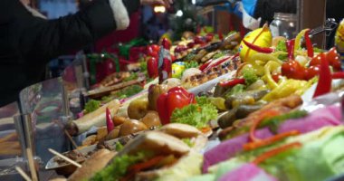 KYIV, UKRAINE, HAZİRAN 6, 2024: İnsanlar bir sokak büfesinden yiyecek ve içecek alıyor. Yemek satıyorum. Akıllı telefondan kredi kartıyla ödeme