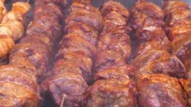 Şiş kebap ızgarada kızarır. Et, mangalda ya da mangalda kömür mangalında pişirilir. Kızartmak için şişler üzerinde döner.