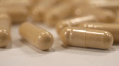 Uyuşturucu Üretimi. Vitaminler ya da kapsüllerdeki besin takviyeleri. İlaç üretimi için eczane. 4K aşırı yakın çekim makro video