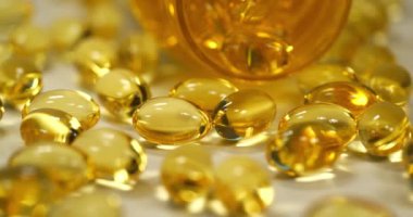 Balık yağlı sarı jelatin kapsüller ya da D3 vitamini ve masada duran sarı kavanozlar. Aşırı doz, zehirlenme, ilaçlardan zarar görme. Yüksek dozlar ve yan etkiler. Aşırı doz veya zehirlenme.