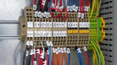 Kablo bağlantısı. Terminal blokları elektrik dolabında. Endüstriyel elektrik donanımı ve elektrik tesisatı. Elektrik bağlantısı için terminal blokları, sayı etiketi ekipmanlı bir montajda elektrik paneli