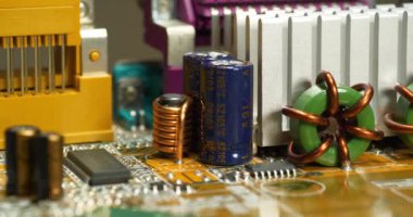 Toroidal kablo yaralı kişisel bilgisayar ana kartı elementleri yüksek akım manyetik indüktörü sarar. Yüksek akım toroidal yara bobinleri