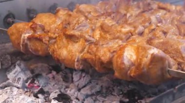 Şiş kebap ızgarada kızarır. Et, mangalda ya da mangalda kızgın kömürde pişirilir, kızartılmak için şişte döner.