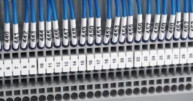 Terminal blokları elektrik dolabında. Endüstriyel elektrik donanımı ve elektrik tesisatı. Elektrik bağlantısı için terminal blokları, sayı etiketi ekipmanlı bir montajda elektrik paneli