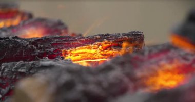 Ateş illüzyonu. Suni odunları ve şöminesi olan bir şömine. Kırmızı lambalardan çıkan buhar ve ışıklandırmayla dekorasyon için şömine. Sinema 4K Ters Zaman büyütme Bir dakika gevşeme videosu