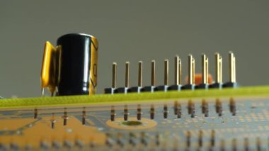 Elektronik bileşenleri, dirençleri ve bağlantı terminalleri olan bilgisayar mikro devresi