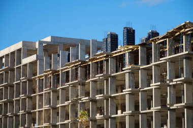 Tamamlanmamış beton bina iskeleti, beton yapı.