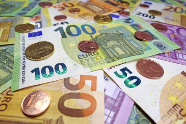 Avro banknotları, çeşitli renklerde metal paralar, boyut ve adaylar. Banknotlar 500, 200, 100 ve 50 Euro. Çeşitli mezheplerin Euro sentleri. Döviz bürosu. Para politikası. Genel ticaret