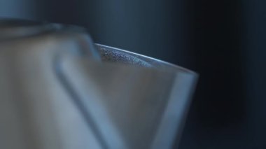 Su metal çaydanlıkta kaynıyor. Tencere dibin kara seninki benden kara. Su ısıtıcısından buhar çıkıyor. Çaydanlık suyu 100 santigrat dereceye ısıttı. Buhar ve buhar oluşumu, su damlaları.